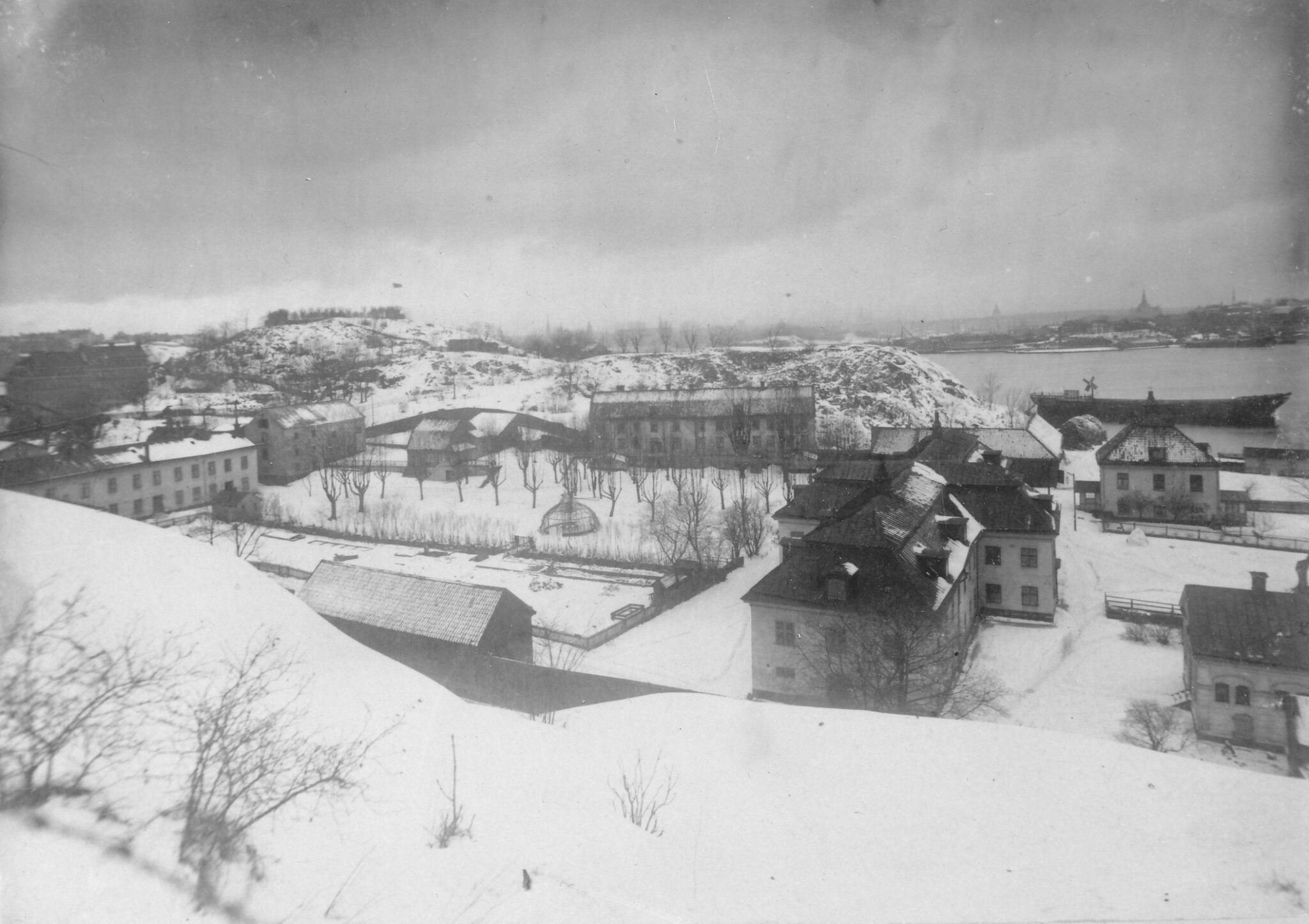 Hospitalsområdet mot Södermalm och Fåfängan till vänster, runt 1900. Huvudbyggnaden i mitten. Fotograf: Danvikens arkiv. Nacka Lokalhistoriska arkiv.