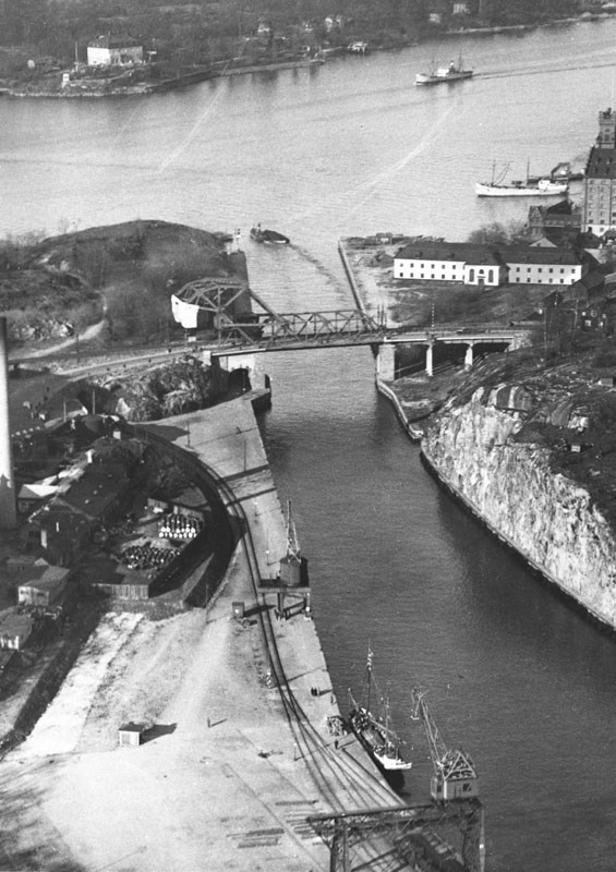 Flygbild över Danvikskanalen mot Saltsjön och Djurgården. Endast kyrkan med vårdsalarna återstår av hospitalet. Det syns tydligt vilken förändring som skett i landskapet. Foto Oscar Bladh 1934. Stockholms stadsmuseum Fotonummer Fa 50713.