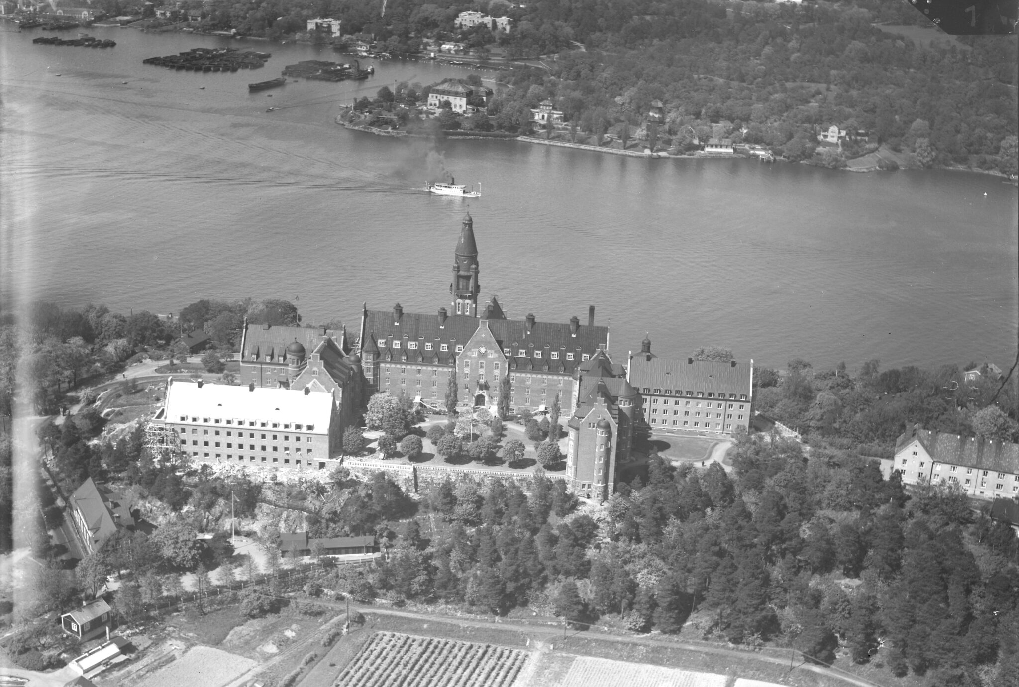 Danvikshem 1937. Observera byggnaderna till höger som nu är rivna och ersatta av en gemensamhetslokal och seniorbostäder. Trädgårdsodlingar syns där Hvilans skola finns idag. Fotograf Ahrenbergs flyg. Stockholms läns museum Flygbildssamlingen. FB-0049