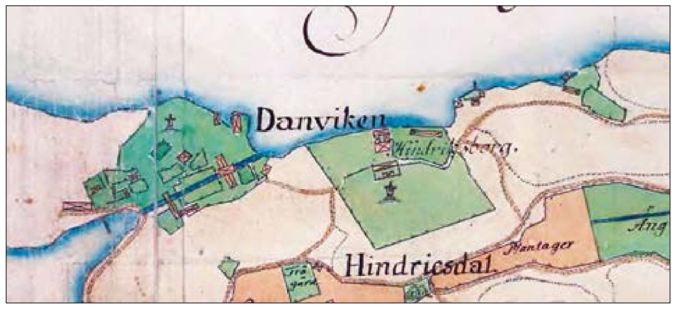 På den här kartan från 1776 syns tydligt att Danviks rännil rinner under byggnaderna – även under den stora huvudbyggnaden som står kvar än idag. Österut syns Hindricsborg – saltsjuderiet som blev dårhus. Det gulputsade huset är idag en  bostadsrättsförening. Även Hindricsdal är inritad. Riksantikvarieämbetet.