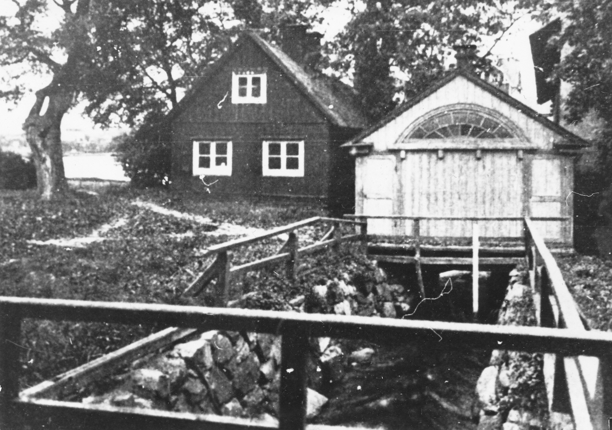 Hammarby sjös utlopp kallades för Danviks rännil. På Hospitalsområdet rann den ut i Saltsjön efter att ha passerat en kvarn, en smedja, genom kyrkan med alla sjuksängar och ett antal dass som på så sätt blev tidiga vattenklosetter. Foto Saltsjöqvarn 1915. Nacka lokalhistoriska arkiv.