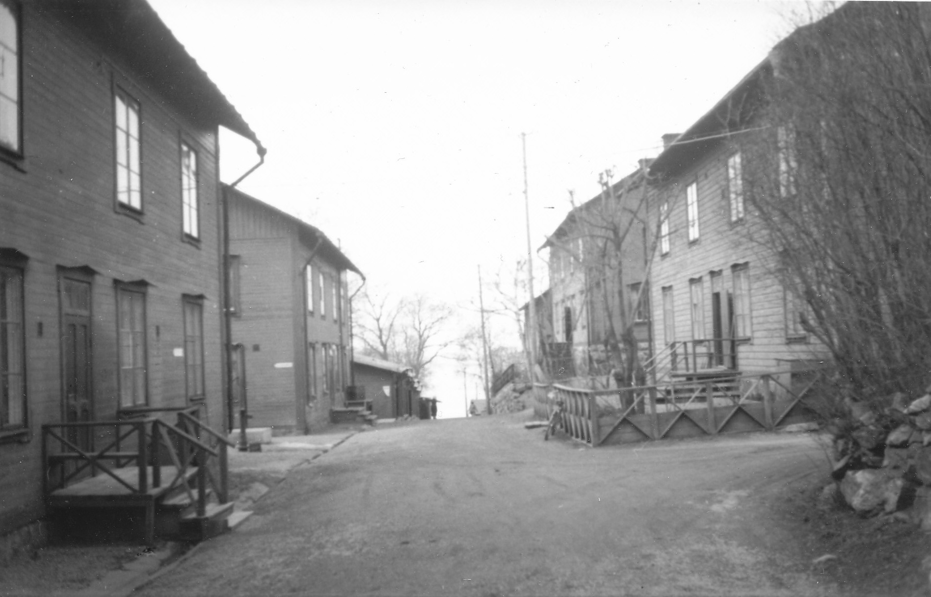 Arbetarbostäder ovanför Finnboda. 1943. Foto Gunnar Götherström. Nacka Lokalhistoriska arkiv.