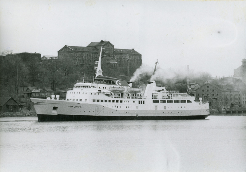 Färjan Gotland provkörs efter reparationer på Finnboda. I bakgrund syns mattfabriken på Henriksborgsklippan där radhusen idag ligger. Bakom aktern syns den gamla linoljefabriken. Fotograf Thure Ehrnlund. Sjöhistoriska muséet. Fo 6944
