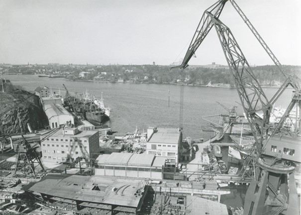 Uppe till vänster, syns huset där möbelvaruhuset Foogia idag ligger. På den här bilden 1961 är det fortfarande ångmaskinsverkstad. SGL-huset som sticker upp ännu längre bort var affärs- och ritkontor. Fotograf Stig Herbst. Statens maritima muséer. Fo 73311A