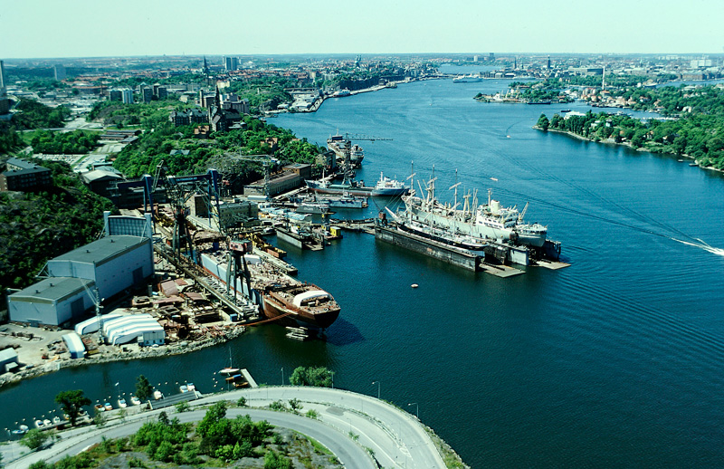 Flygbild från 1975. CNH. På Henriksborgsklippan är nu mattfabriken riven – men radhusen är ännu inte byggda.