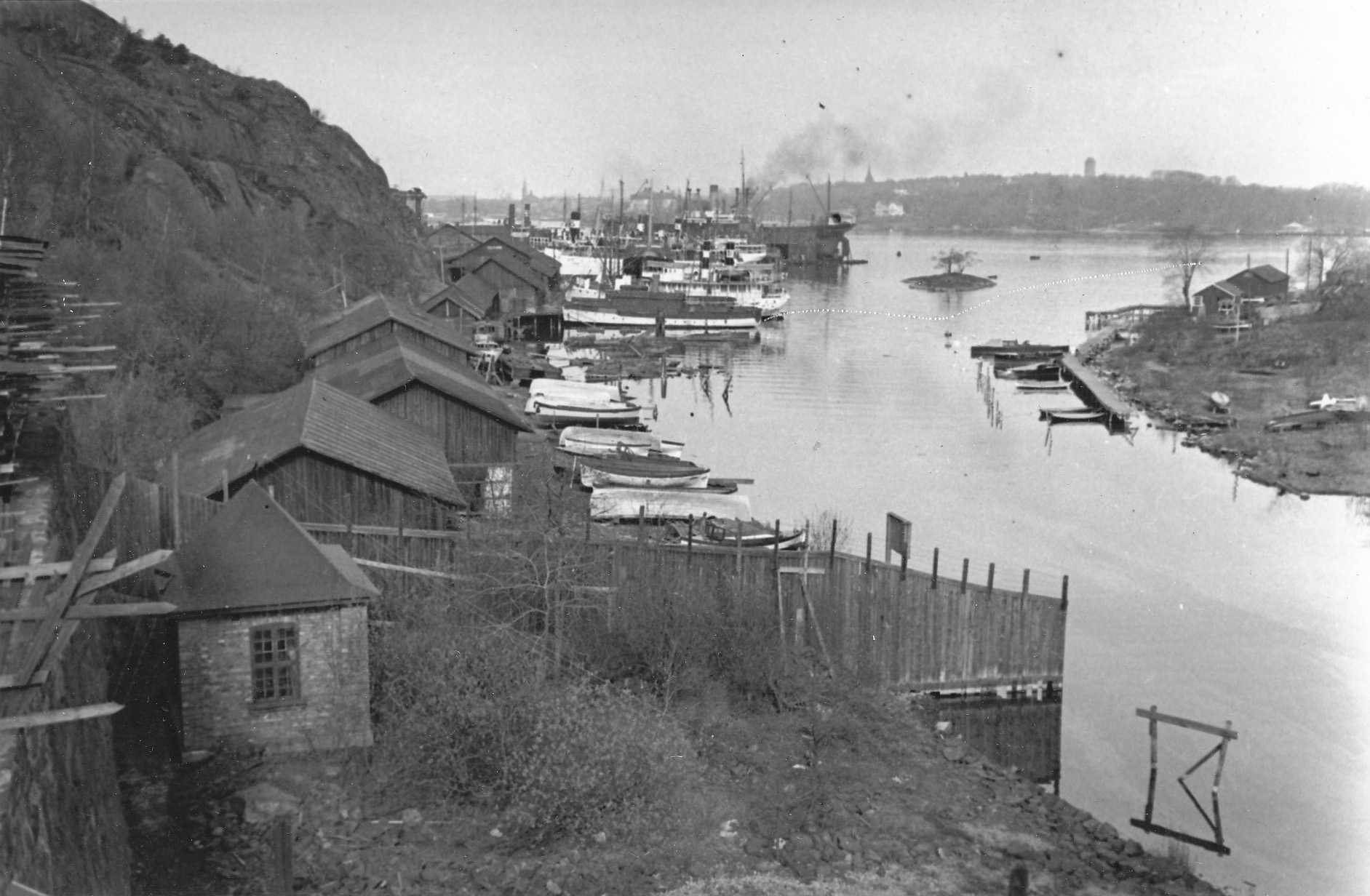 Sundet, mellan det som då var Finnboda och Hästholmen/dagens Kvarnholmen. Idag mynnar tunneln här och till vänster ligger Finnboda Kajväg i stället för berget på bilden. Foto Gunnar Götherström 1934. Nacka lokalhistoriska arkiv