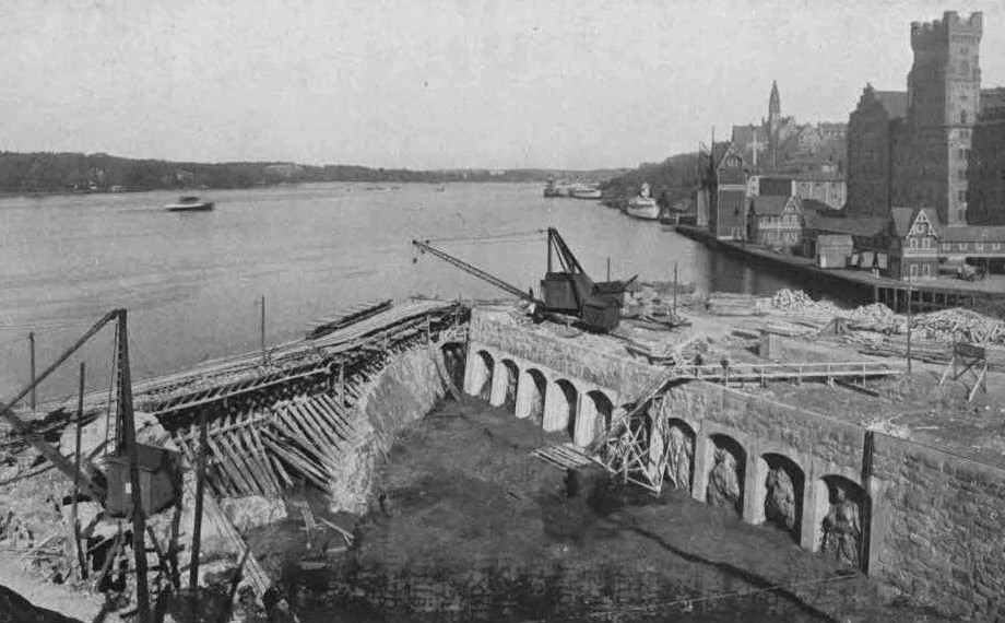 Fångdammen mot Saltsjön och Saltsjöqvarn 1925. Danvikshem är nu byggt. Foto Hamnstyrelsen och Stockholmskällan. Fotograf okänd. 