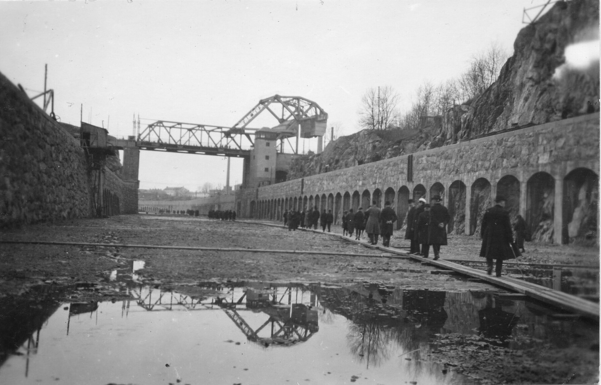 Danviks kanal 1925 som ska fyllas med vatten. Politiker och allmänhet provgår, i höjd med Fåfängan, in mot Hammarby sjö. Fotograf okänd. Teknik- och industrihistoriska arkivet/Tekniska museet TEKA0139809