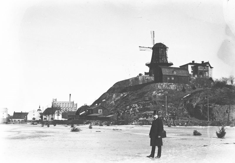 Bakom Danvikens hospital syns den nybyggda Saltsjöqvarn. Isen ligger och året är 1891. Stockholmskällan. Fotonummer Fa 51001 Okänd fotograf.
