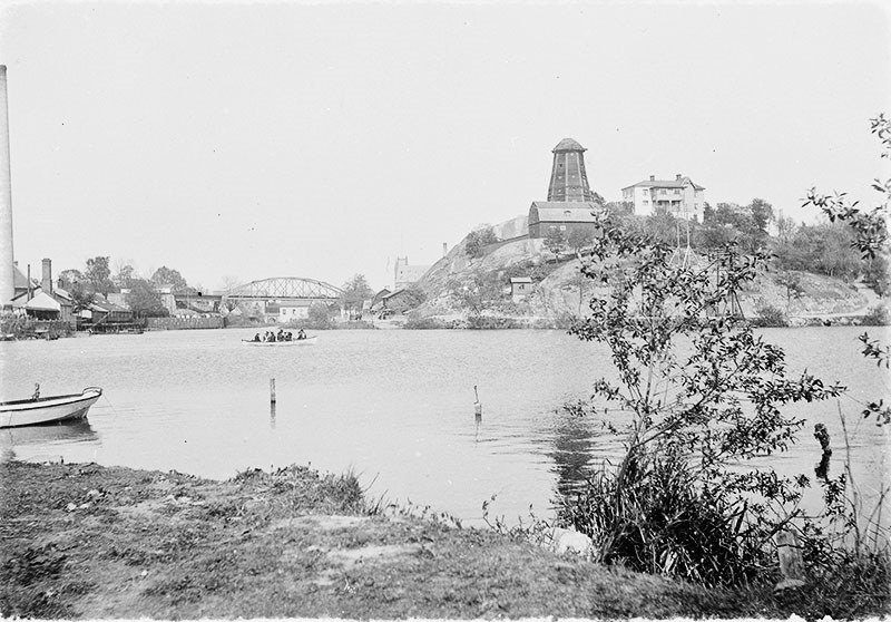 Nu har även järnvägsbron för Saltsjöbanan byggts och det är runt 1900. Stockholms stadsmuseum. Fotonummer Fa 48618. Okänd fotograf.