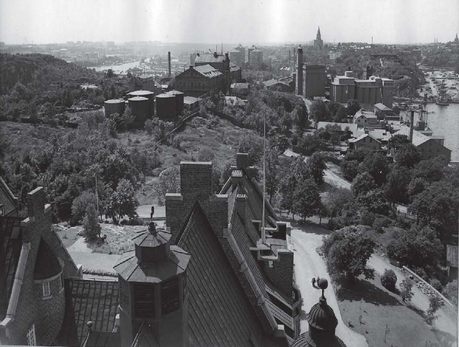 Från Danvikshems torn mot väster kring 1955. Saltsjöqvarn syns tydligt liksom silobyggnaderna som sedan länge är borta. Nacka lokalhistoriska arkiv. Fotograf okänd.