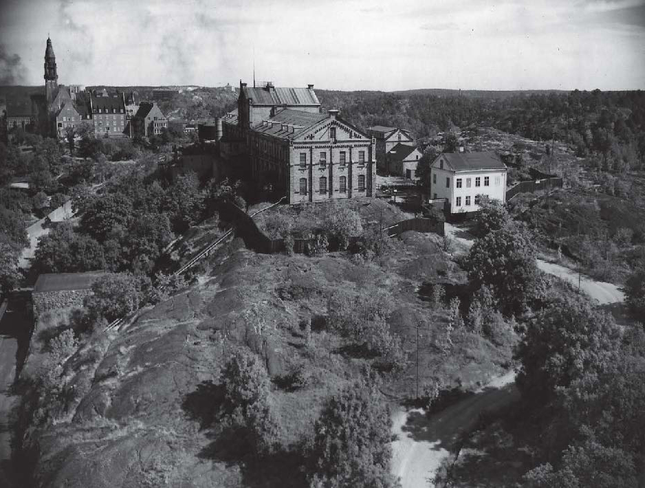 Övre fabriken på Henriksborgsklippan år 1955 från väster. Danvikshem i övre vänsterkant. Linoljelagret, som finns kvar än idag, nere till vänster. Bild från Nacka lokalhistoriska arkiv. Fotograf okänd.