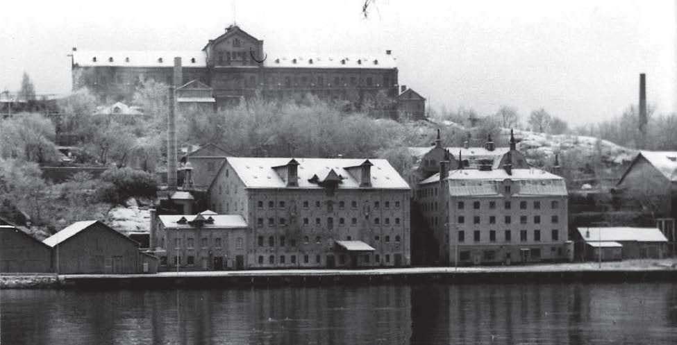 Det gula ”Dårhuset” liksom det låga huset till höger om det är de enda som idag är kvar. Foto Gunnar Sillén 1965.