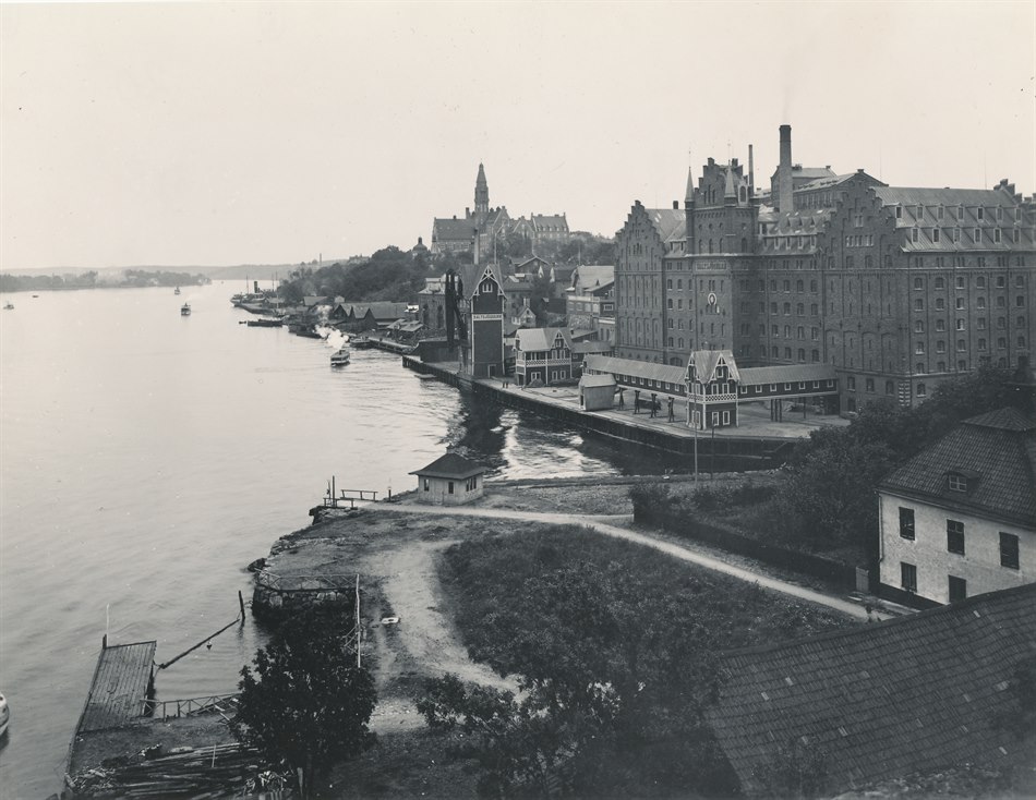 Vy över Danvikskanalens utlopp i Saltsjön — alltså innan Hammarbykanalen byggdes. Till höger ses Saltsjöqvarn och i fonden, Danvikshem. Linoljefabriken på Henriksborgsklippan syns bakom skorstenen. Fotograf Aktiebolaget Saltsjöqvarn 1915. Nacka Lokalhistoriska arkiv.