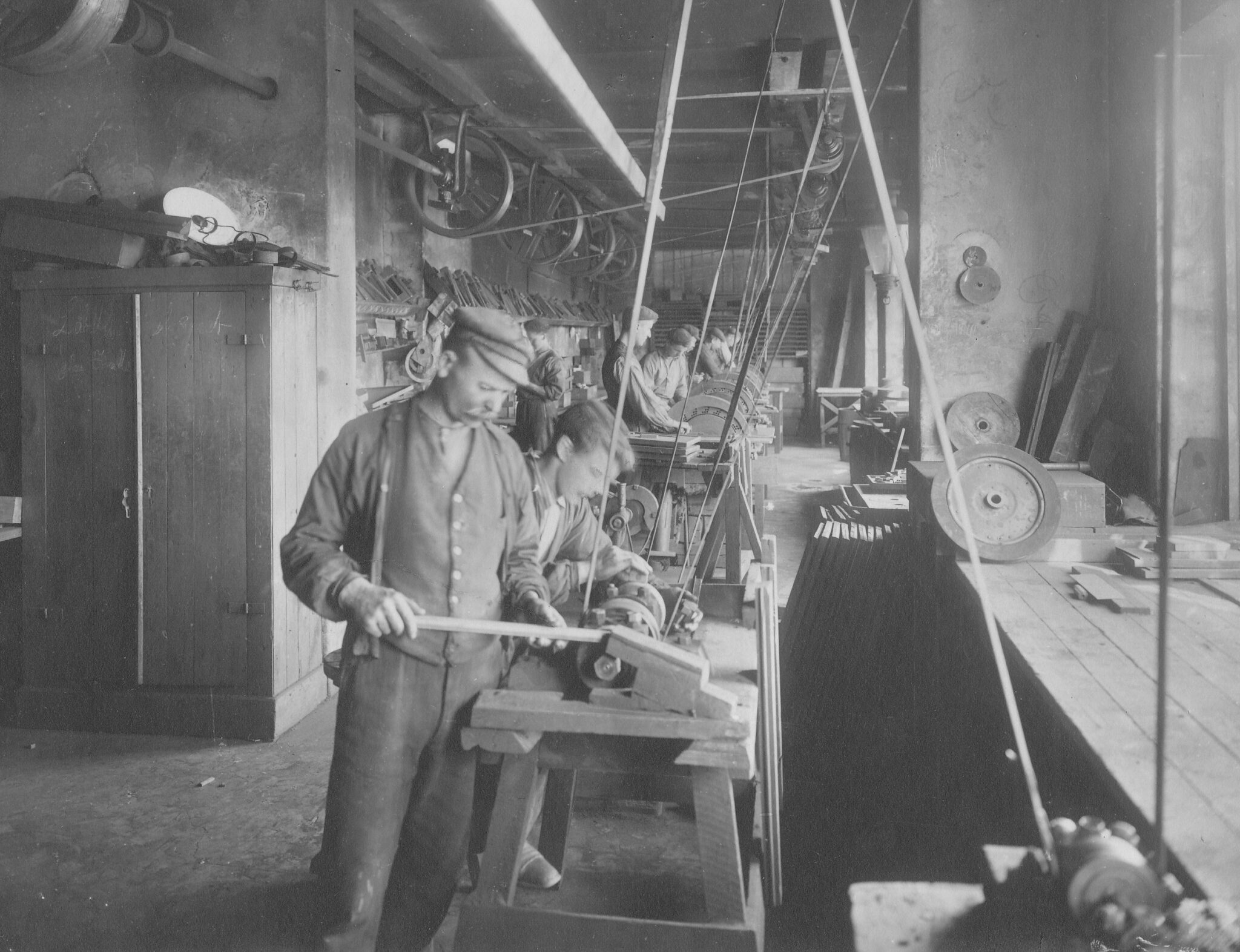 Slipmaskiner som drevs av transmissionsremmar. Arbetsmiljön var betydligt farligare än idag. Rylanders & Rudolphs runt 1910. Fotograf okänd. Nacka Lokalhistoriska Arkiv.