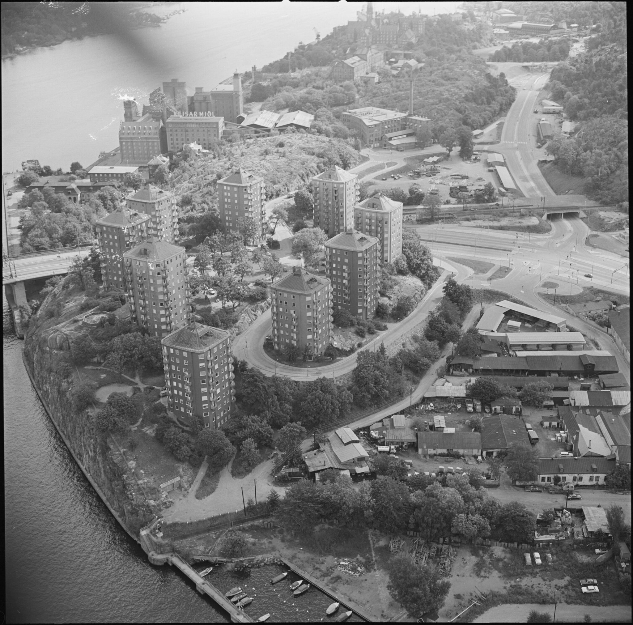 Danviksklippan och Lugnets industriområde närmast. 1966. Riksantikvarieämbetet. Foto Erik Claesson
