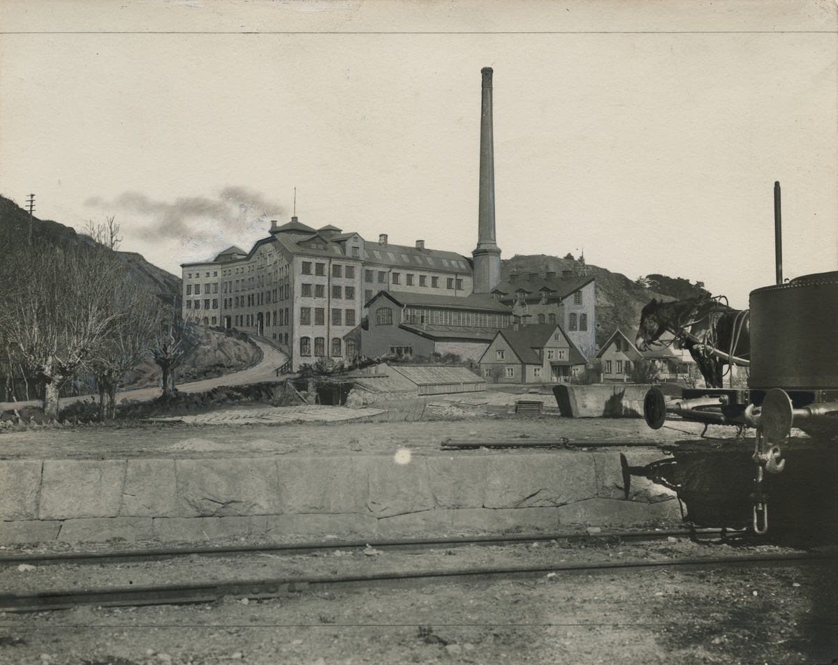 Så här såg kontorshuset på Västra Finnbodavägen ut när det var Rylanders & Rudolphs Fabriks Ab  runt 1910. Bilden är tagen från platsen där kontorshuset Danviks center ligger idag.Tekniska muséet 0115019, Fotograf okänd. Public domain.