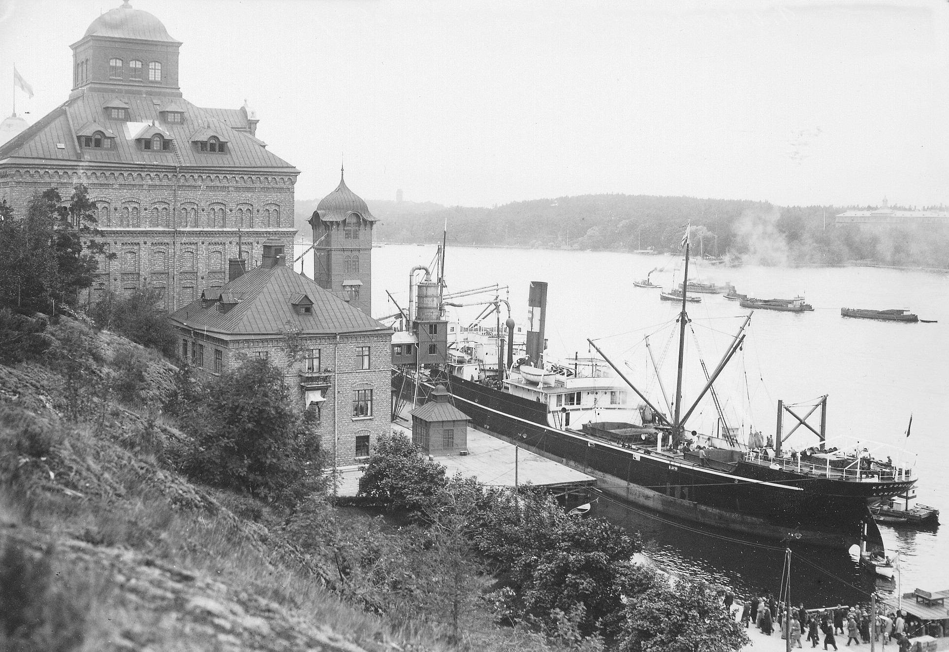 Tre Kronor runt 1920. Närmast syns kontoret. Nere i högra hörnet syns passagerare från en båt stiga i land. Foto Axel Malmström — Digitala stadsmuseet