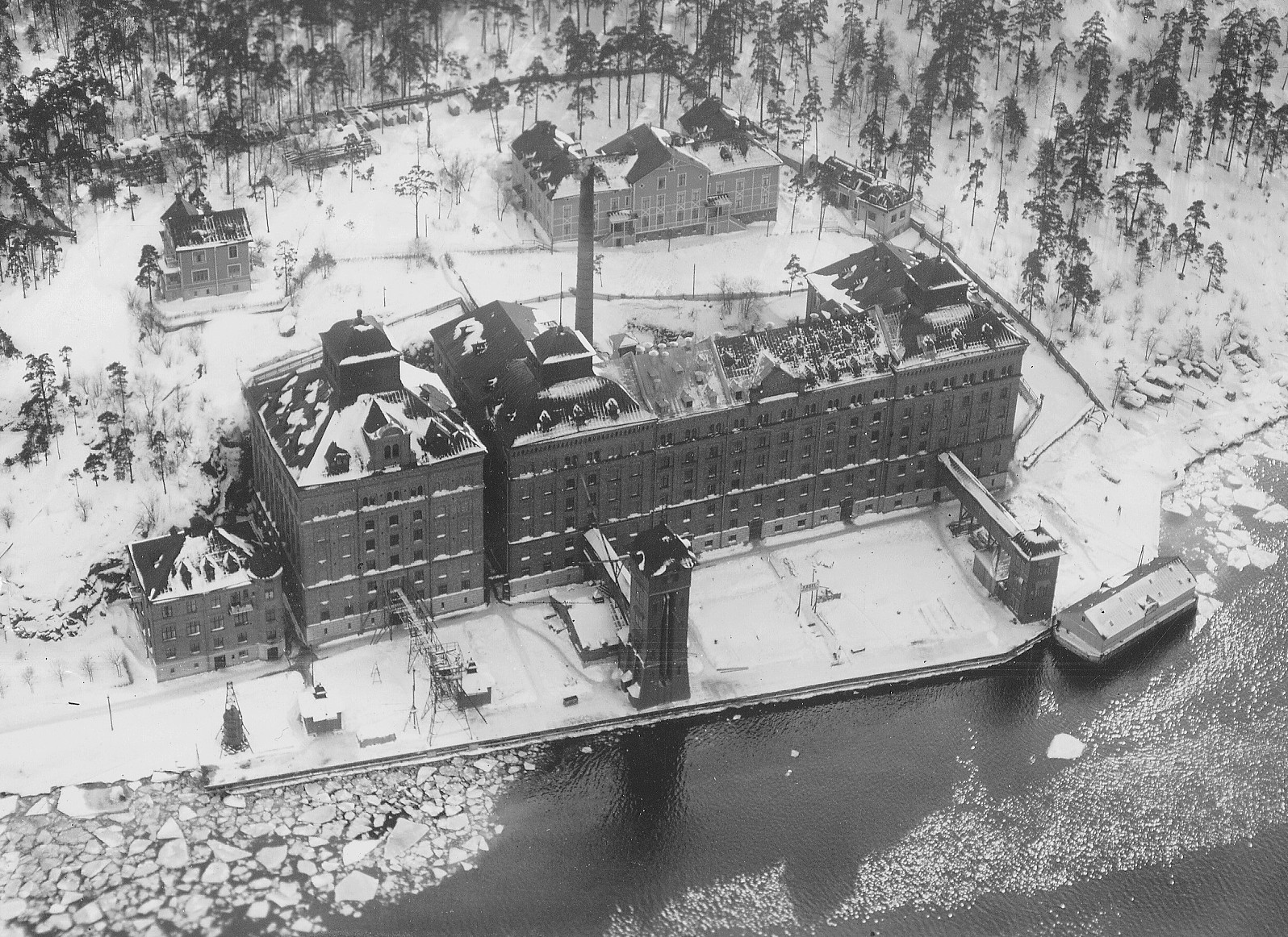 Tre Kronor en vinterdag omkring 1920 med det gamla kvarnkontoret längst till vänster. Fotograf okänd.