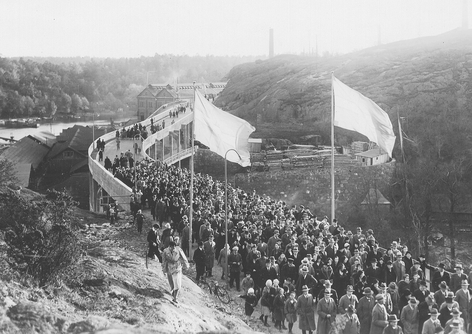 Från invigningen av den övre brodelen 1932. I bakgrunden syns Superfosfatfabriken. Fotograf okänd. Svenska Dagbladet.