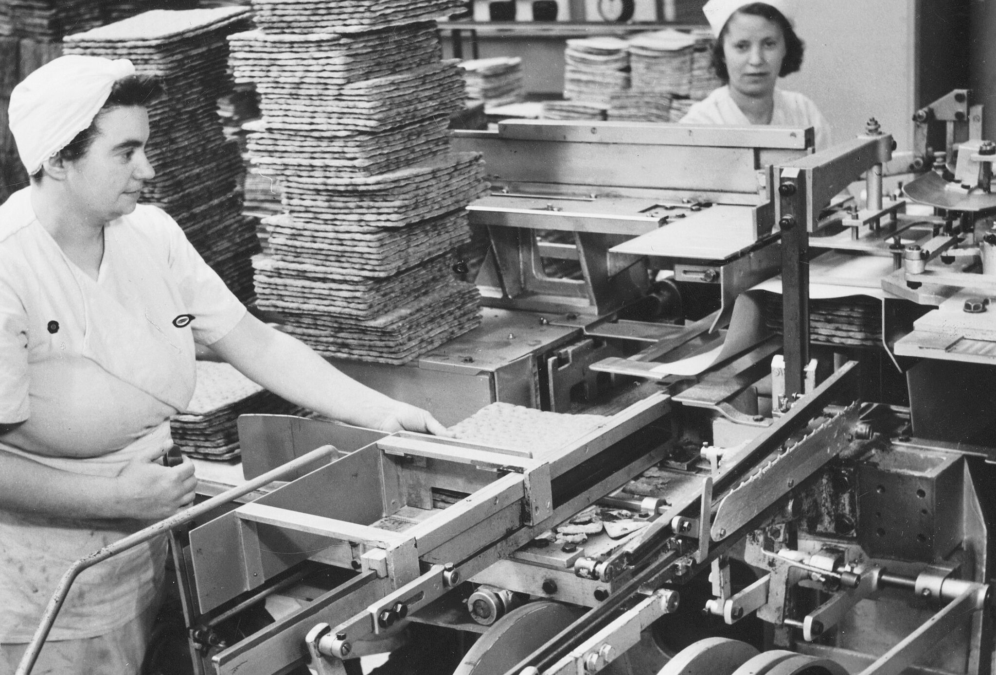 Spisbrödsfabriken på 1940-talet.Nu var det löpande band som gällde. Fotograf okänd. Digitala stadsmuséet.