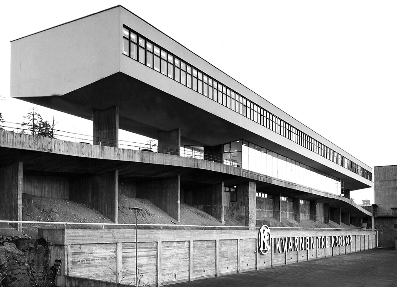 Kontorsbyggnaden som kallades Munspelet 1966 som såg ut att sväva i luften.. Fotograf okänd. Nacka lokalhistoriska arkiv.
