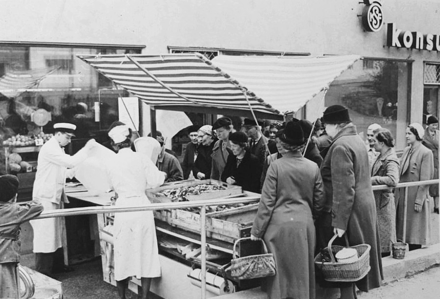 Fiskförsäljning utanför Konsum på 1940-talet. Fotograf okänd. KF:s arkiv.