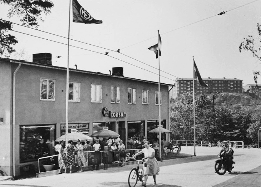 Konsum på 1950-talet och nu med självbetjäning. På Finnberget syns personalbostäderna för Finnboda varv. Fotograf okänd. KF:s arkiv.