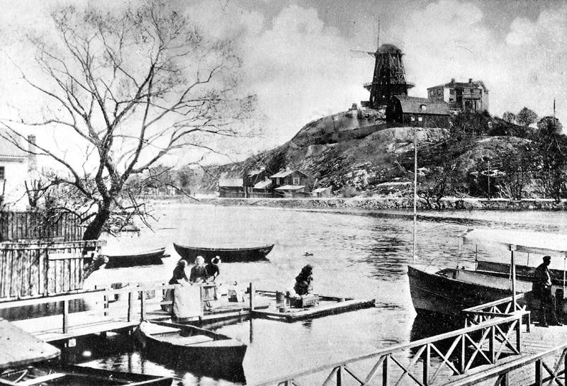 Ungefär vid Bondegatans mynning runt 1890. Fotograf okänd. Stockholmskällan.