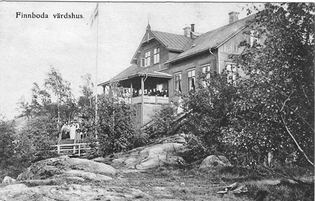 Finnboda (tidigare Finnebo) värdshus på vykort från 1903. Det blev senare personalmatsal i tre klasser för Finnboda varv. Fotograf okänd.