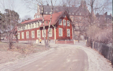 Vilans folkskola byggdes 1890 nedanför Danvikshem.. Bilden är tagen runt 1969 och fotografen är okänd. Nackas lokalhistoriska arkiv.
