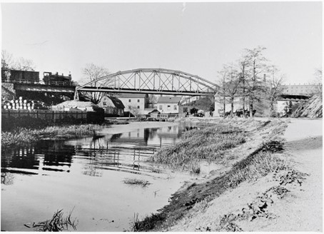 Den första bron för Saltsjöbanan vid Danviken 1908. Under bron syns entrén till Danvikens hospital. Fotograf okänd. Spårvägsmuseet (1–3162), 