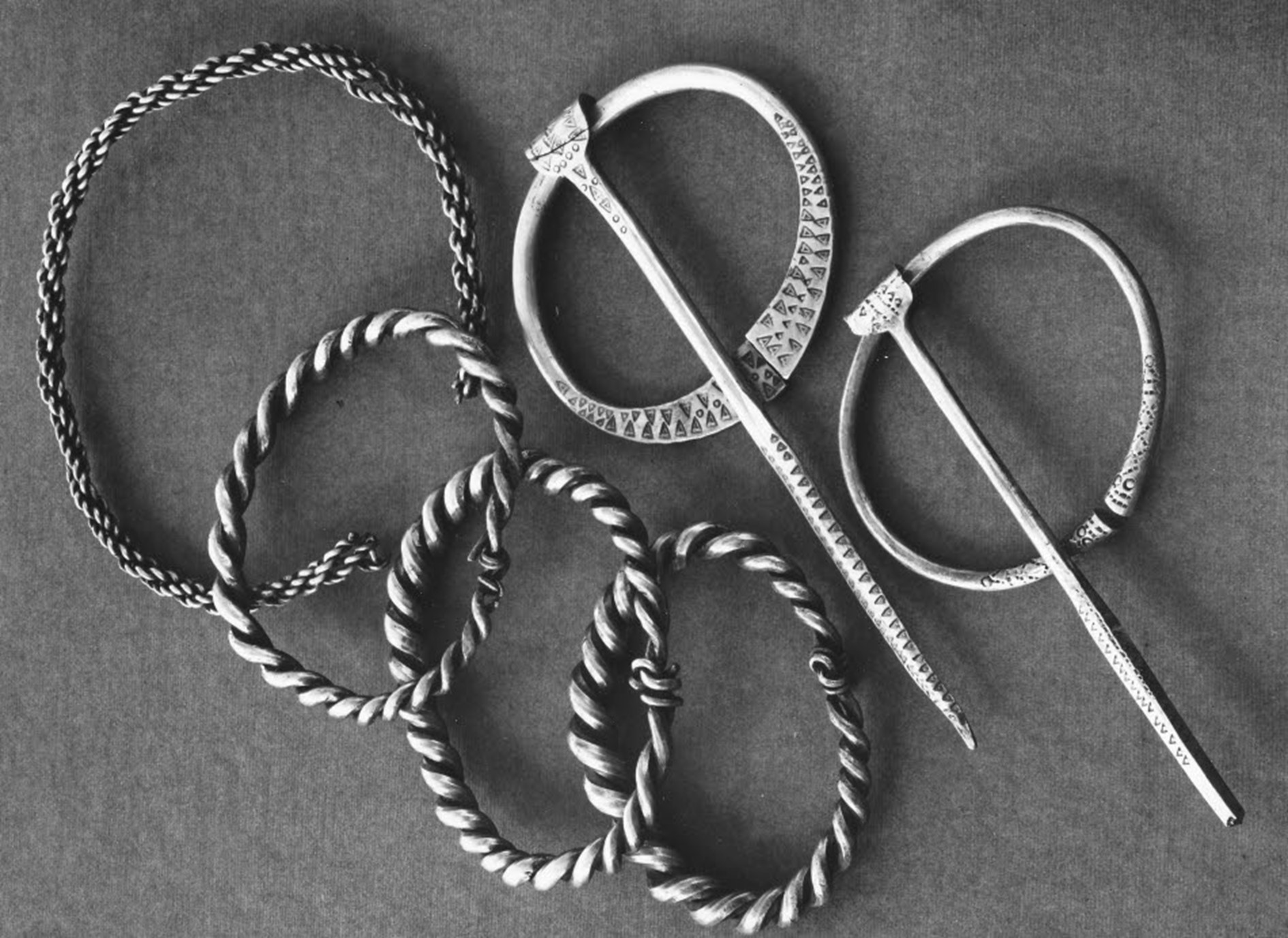 En silverskatt, sannolikt  från 1000-talet, hittades i Finnboda år 1735. Foto Sören Hallgren 1965. Muséet Hamn. Skatten finns nu på Historiska Muséet – men är inte utställd när detta skrivs.