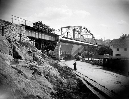 Den nybyggda järnvägsbron vid Danvikens hospital 1896. Fotograf okänd. Stockholms stadsmuseum. Fotonummer Fa 7121.