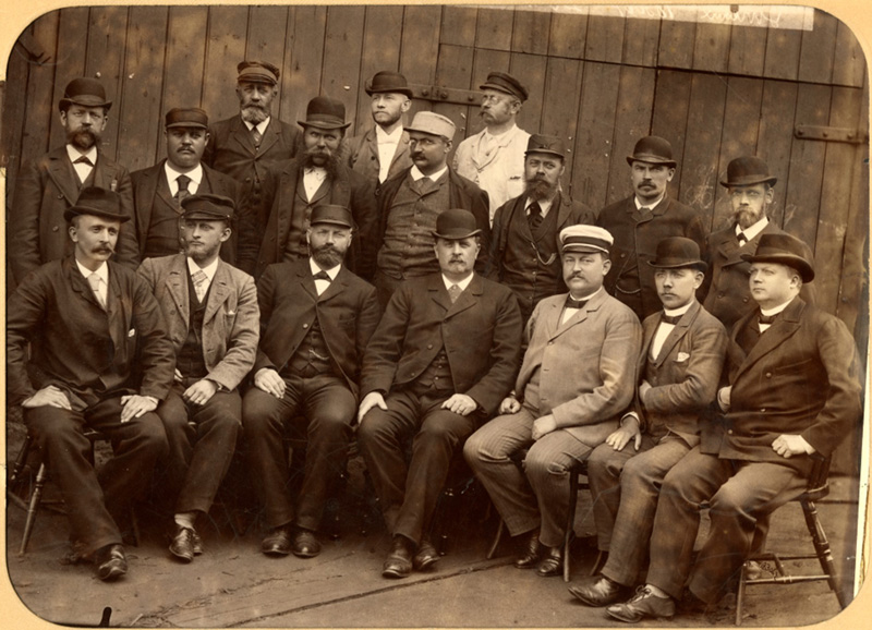 Finnboda varvs ledning 1895. I mitten på första raden sitter varvets direktör Kurt von Schmalensée som var mycket inflytelserik i kommunen runt sekelskiftet 1900. Foto J. David Levallois. Centrum för Näringslivshistoria.