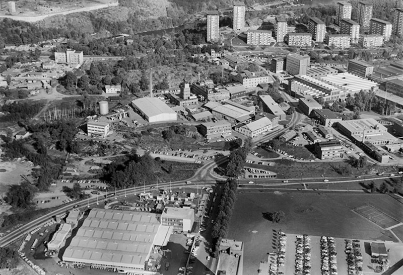 Sickla industriområde med Finntorp i bakgrunden – idag köpcentrum. Foto Erik Claesson 1967. Riksantikvarieämbetet.