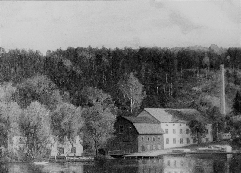 Den stora kvarnbyggnaden med magasin vid Nacka ström. Kvarnbyggnaden är från 1873. Längst till vänster ses den gamla kvarngården. Oljemålning ca 1900. Nackas lokalhistoriska arkiv. 