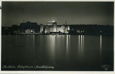 Vykort från Saltsjökvarn runt 1930. Mannagrynskvarnen är nybyggd och upplyst. Linoljefabriken på klippan är helt nedsläckt.