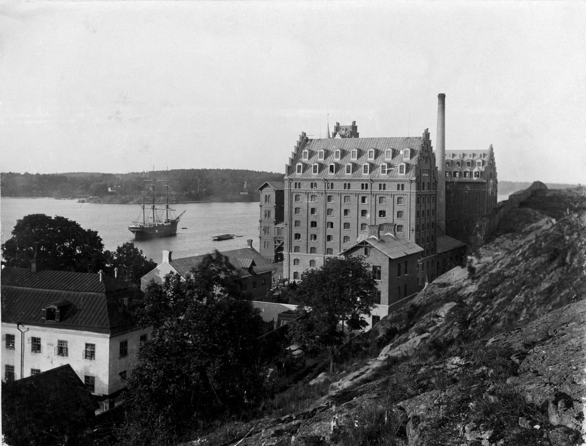 Saltsjöqvarn från sydväst runt 1890 och närmast syns byggnader vid Danvikens hospital. Stockholms läns museum. ID LX99-0035. Fotograf Anton Blomberg.