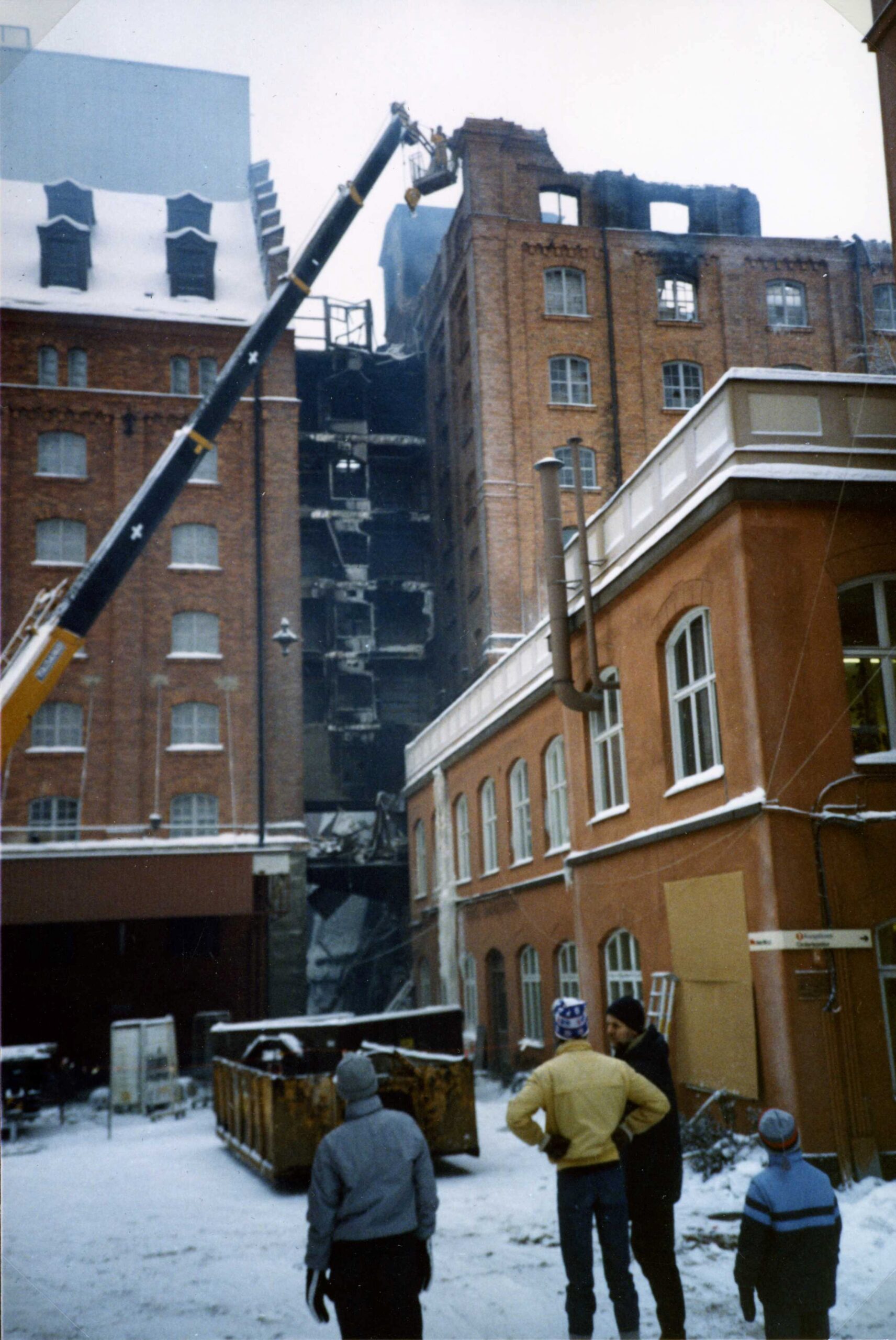 Foto Kjell Eklund 1986. Tegelbyggnaden till vänster är idag västra gaveln på  Elite Hotel med bostadsrätterna åt detta håll.